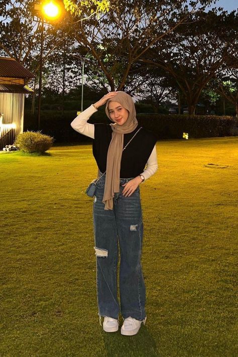 Follow Me ! Busana Hijab Remaja Kekinian  Rok Jeans #ootd #hijab #remaja Hijab Outfit Jeans, Outfit Ngampus, Outfit Hijab Casual, Ootd Hijab Casual, Modest Casual Outfits, Casual Chic Outfits, Modesty Outfits, Hijab Style Casual, Fashion Top Outfits