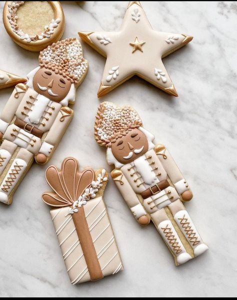 A Very Merry Christmas, Pretty Cookies, Xmas Cookies, Fancy Cookies, Christmas Cookies Decorated, Christmas Sugar Cookies, Cookie Inspiration, The Nutcracker, Iced Cookies