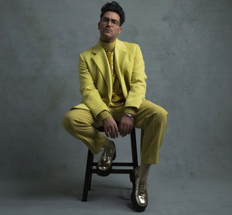 Dan Levy's Chartreuse Valentino Suit at the Golden Globes Valentino Suit, Golden Globes Fashion, Dan Levy, Golden Globes Red Carpet, Christian Slater, Justin Theroux, Valentino Couture, Best Dressed Man, Best Supporting Actor