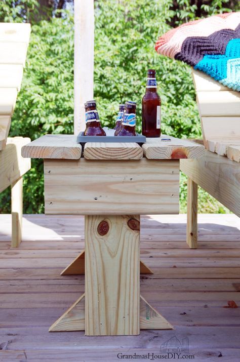 Diy Storage Bench Plans, Table Cooler, Small Outdoor Table, Porch Diy, Outdoor End Table, Outdoor Wood Projects, 2x4 Projects, Diy Storage Bench, Build A Table