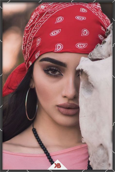 Bandana Wallpaper, Woman Bandana, Headscarf Ideas, Fashion Bandana, Bandana Girl, Iphone Pink, Kylie Jenner Instagram, Gangster Girl, Bandana Style