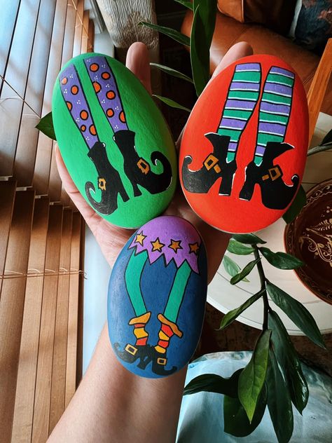 Halloween Rocks, Painted Rocks Craft, Painted Rocks Diy, Rock Painting Ideas Easy, Rock Painting Patterns, Kindness Rocks, Pet Rocks, Rock Painting Designs, Rock Painting Art