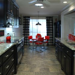 Red Appliances, Kitchen Color Red, Red Kitchen Decor, Diy Backsplash, Red Kitchen, Black Kitchen, Black Cabinets, Trendy Kitchen, Stainless Steel Appliances