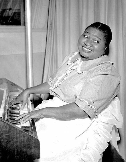 The great actress,  Hattie McDowell, as Beulah, in 1951. Penyiar Radio, Hattie Mcdaniel, Scarlett O'hara, Hollywood Photo, Black Actresses, Gene Kelly, Mae West, Black Actors, Queen Latifah