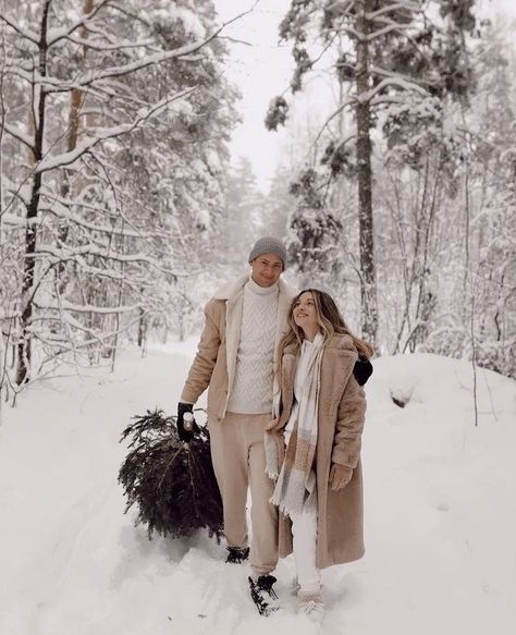 Family Christmas Picture Outfits, Christmas Pictures With Baby, Christmas Pictures Outdoor, Family Christmas Pictures With Baby, Family Christmas Pictures Outdoor, Christmas Picture Outfits, Family Christmas Photo Ideas, Snow Family Pictures, Winter Couple Pictures