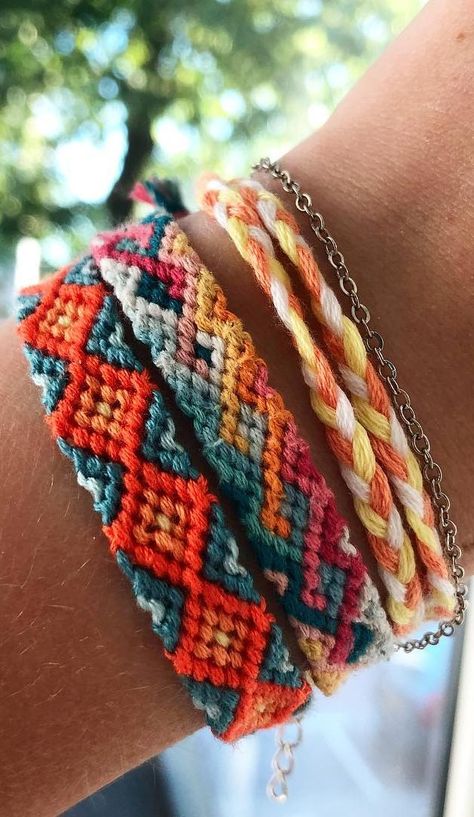 35+ Free Gift To Friend Crochet Bracelets New 2019 - Page 11 of 36 - stunnerwoman. com String Bracelets Aesthetic, Cute Diy Bracelets, Vsco Bracelets, Friends Bracelets, Gift To Friend, Crochet Bracelets, Beads Crochet, Crochet Bracelet Pattern, Bracelet Crochet