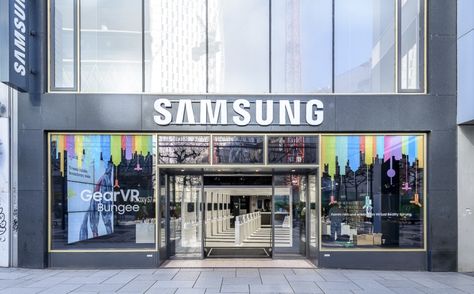 Samsung Bungee Experience by hartmannvonsiebenthal, Frankfurt – Germany » Retail Design Blog Samsung Store, Store Aesthetic, Frankfurt Germany, Shop Decor, Retail Design Blog, Commercial Space, Visual Merchandising, Retail Design, Retail Store