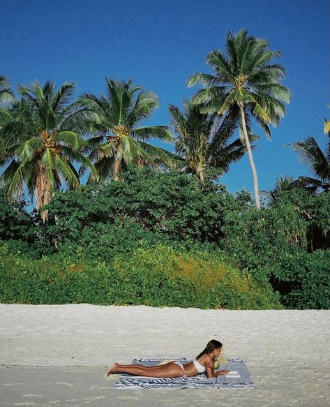 Beach Bum Aesthetic, Emelie Lindmark, Mermaid Life, Sunset Nature, Paradise On Earth, Be Healthy, Beach Poses, Island Girl, Summer Bucket