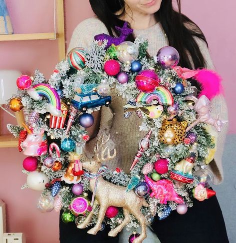 Doorway Christmas Decorations, Kitsch Christmas Wreath, Colorful Christmas Decorations, Kitsch Christmas, Rainbows Christmas, Christmas Themes Decorations, Christmas Inspo, Horror Movie Characters, Chic Christmas