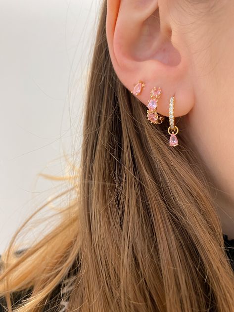 Pink earparty Minimalist Ear Piercings, Pink Gold Jewelry, Preppy Jewelry, Clean Girl Aesthetic, Stacked Earrings, Luxury Earrings, Heart Hoop Earrings, Jewelry Accessories Ideas, Classy Jewelry