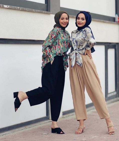 Summer Hijab Fashion Outfits To Fall In Love With - image: @hijab_style_in_world - Modesty Fashion Hijabi Summer Outfits - Fashion Hijab Ideas - Modest Outfits Muslim - Hijab Fashion Summer- Hijab Fashion Trends 2021 -Hijab Fashion Street Style Trends - Casual Hijab Inspiration - Classy Modest Outfit - Inspiration Ideas Simple -Dress Muslim Modern -Modest Outfits Muslim -Inspiration Maxi Dress #modestfashion #hijabcasual #hijabfashion #summerhijabdresses #modestyfashion #streethijabfashion Modern Hijab Fashion Summer, Summer Hijab Look, Muslim Summer Outfits, Muslim Dress Casual, Summer Outfits Petite, Summer Hijabi, Hijab Fashion Outfits, Bright Summer Outfits, Style With Sneakers