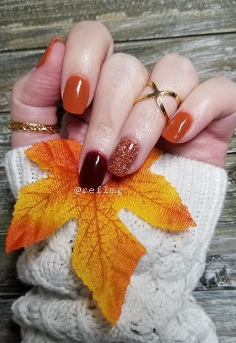 Nails To Match Rust Dress, Orange Fall Nails With Glitter, Autumn Nails Glitter, Thanksgiving Nails Dip Powder, Autumn Nails Colors Orange, Burnt Orange And Gold Nails, Thanksgiving Nail Designs Acrylic, Fall Toenail Designs, Hybrid Nails Inspiration