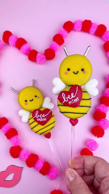 Maria Gomez, Valentine's Day Treats, Valentines Snacks, Cake Pop Decorating, Chocolate Covered Treats, Cake Pop Recipe, Covered Oreos, Valentine Desserts, Oreo Pops