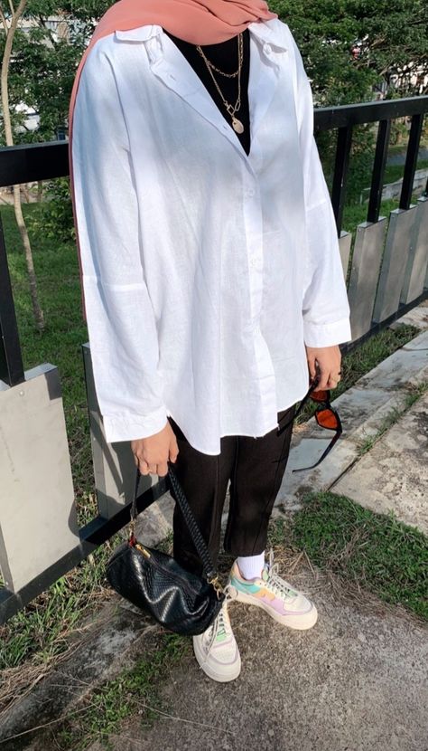 Hijab Oversized Shirt, Oversized Shirt Hijab Outfit, Oversized White Shirt Outfit Hijab, White Shirt Outfit Hijab, Black Striped Shirt Outfit, Long White Shirt Outfit, White Blouse Outfit, Hijab Outfit Summer, Hijab Hoodie