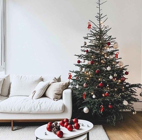 Christmas Tree Red White, Christmas Aesthetics, Chic Christmas Decor, Christmas Tree Red, Ravenclaw Aesthetic, Wine Gift Baskets, Minimal Christmas, White Minimal, Christmas Interiors