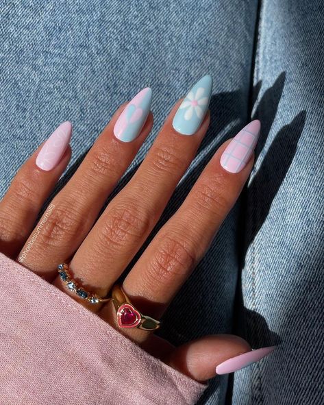 All Posts • Instagram Trendy Short Nails, Nails September, Nail Shapes Squoval, Pink Flower Nails, Squoval Nails, September Nails, Cute Simple Nails, Nagel Tips, School Nails