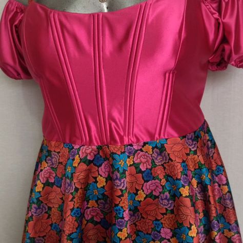 Vestido Itsmo Rosa mexicano Corset superior, manga corta, tirantes ajustable Falda circular con motivos florales. $1200 Superior Manga