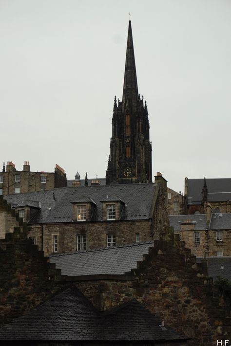 thethingsiveseen-photography: View of Edinburgh... - watch out! Wall Decor Ideas Farmhouse, Boho Wall Decor Ideas, Farmhouse Wall Decor Ideas, Darkest Academia, Rainy Evening, Hogwarts Aesthetic, Wall Decor Ideas, Dark Academia Aesthetic, The Secret History