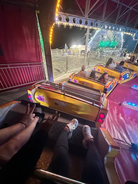 Carnival Rides At Night, Carnival Date Aesthetic Couple, Fair Date Pictures, Carnival With Friends, Carnival Date Aesthetic, Places To Hang Out With Friends, Fair Date Aesthetic, Fair Aesthetic Night, Carnival Aesthetic Night