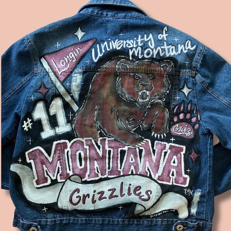 On Sundays we FOOTBALL in our gameday outfits 🏈 ✌🏼Bethany Follow if you’re feelin’ peachy 🍑 @peachypaintershop Etsy Artist | Custom Painted Denim Jackets Sport Jackets | Minnesota Artist | Muralist #etsyartist #customdenimjacket #vikings #mnvikings #jacketart #baltimoreravens #mnartist #footballfashion #paintedjackets #packers #gamedayoutfit #minnesotaartist Gameday Outfits, Custom Denim Jacket, E.t Art, Painted Denim Jacket, Painted Jacket, Football Fashion, Artist Custom, Painted Denim, Gameday Outfit