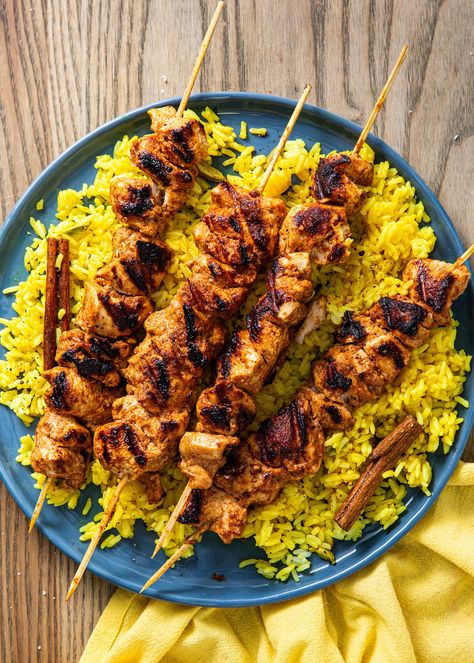 How To Make Chicken Tikka At HomeDelish UK Kebab And Rice, Kebab Rice, Yellow Rice With Chicken, Iftar Table, Yellow Rice Recipe, Chicken Kabab, Low Fat Dinner Recipes, Batch Cooking Recipes, Chicken Casserole Recipes Healthy