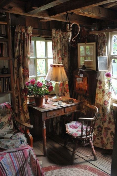 Old English Cottage Interiors, British Cottages, Cozy Cottage Interiors, Salons Cottage, Old English Cottage, Country Cottage Living, Vintage Decor Ideas, English Cottage Interiors, Cottagecore Living