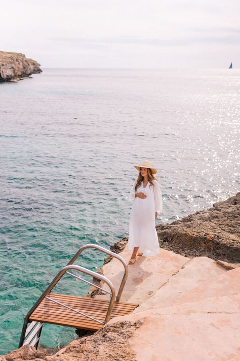 Crisp Summer Whites - Julia Berolzheimer Photoshoot Ideas Outfits, Ideas For The Beach, Beach Maternity Photoshoot, Beach Maternity Pictures, Maternity Photography Ideas, Maternity Photoshoot Ideas, Photoshoot Outfit Ideas, Peasant Style Dress, Julia Berolzheimer