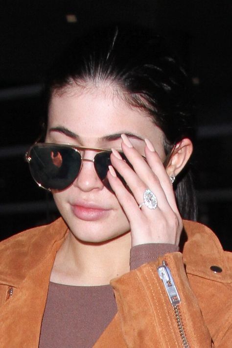 Kylie Jenner Jewelry, Kylie Jenner Rings, Kylie Jenner Sunglasses, Tiffany Diamond Ring, Yellow Gold Solitaire Engagement Ring, Kylie Jenner Nails, Estilo Kylie Jenner, Pink Sapphire Ring Engagement, Kylie Jenner Style