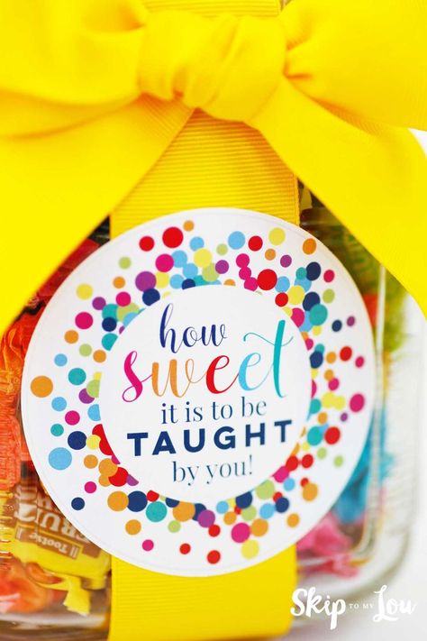 How sweet it is to be taught by you free printable gift tag. Perfect easy teacher gift idea! #giftideas #gifttag #printable Diy Teacher Christmas Gifts, Cheap Teacher Gifts, Easy Teacher Gifts, Appreciation Gifts Diy, Teacher Gift Baskets, Teacher Appreciation Gifts Diy, Skip To My Lou, Cute Teacher Gifts, Kindergarten Gifts