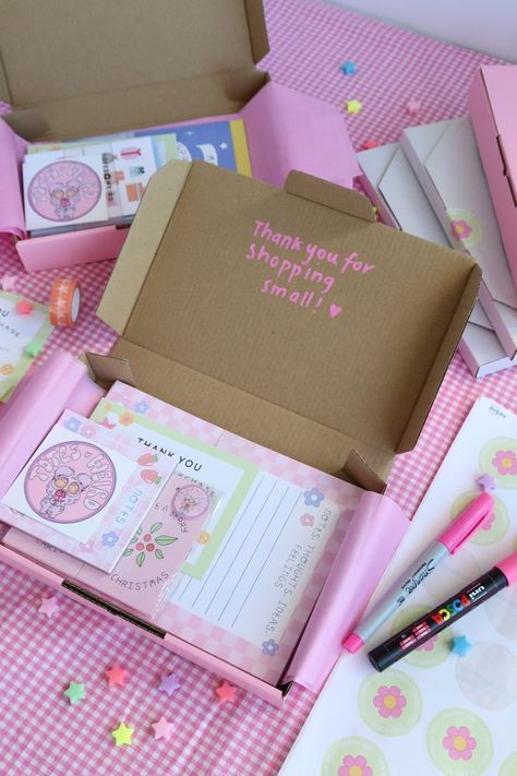 A photo of our packaging on pink gingham background - a pink mailer packed with memo pads, a thank you card, and a business card. Pink Small Business, Eid Hampers, Business Postcards, Small Business Packaging Ideas, Small Business Packaging, Pink Life, Pink Box, Shipping Boxes, Thank You Stickers