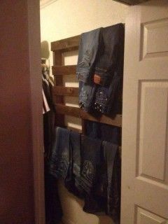 Hang Jeans in the Closet using a Pallet...such a great idea! Ideas Para Organizar Ropa, Ikea Deco, Wood Hanger, Master Closet, Closet Space, Closet Bedroom, Closet Storage, Cleaning Organizing, Pallet Diy