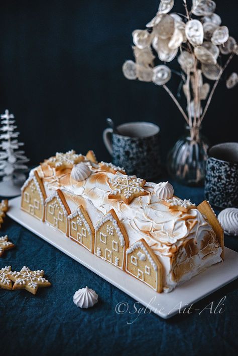 Christmas Desserts Cakes, Meringue Cake, Log Cake, Winter Wedding Cake, Xmas Cake, Winter Desserts, Tasty Baking, Xmas Food, French Pastries