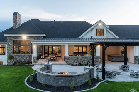 Farmhouse style dream house in Utah with a mountainous backdrop Springville Utah, Outdoor Living Space Design, European Style Homes, Lake House Plans, Photo Portfolio, Large Family Rooms, Art City, Cottage House, Patio Designs