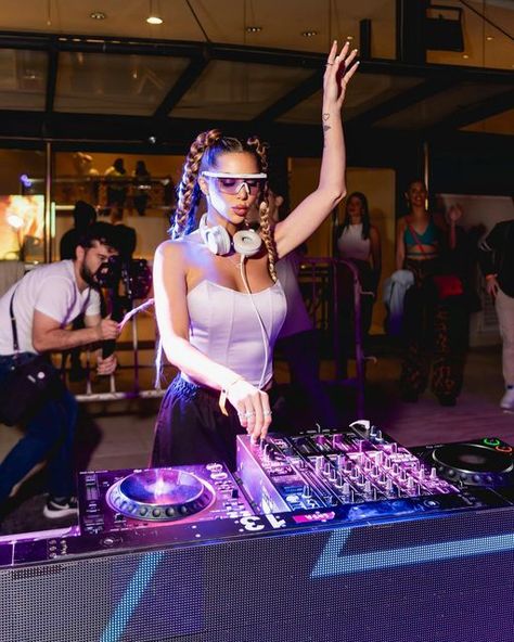 Professional Dj Photos, Dj Woman Aesthetic, Dj Aesthetic, Music Festival Aesthetic, Learn To Dj, Editing Studio, Pink Club, Bad Karma, Festival Aesthetic