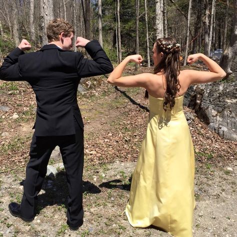 Fun Prom Pictures Poses, Funny Hoco Pics With Date, Funny Prom Photos, Hoco Pictures Ideas Couple Funny, Prom Poses Couples Funny, Hoco Photo Ideas Couple, Homecoming Couple Poses, Matric Photoshoot, Funny Hoco Pics