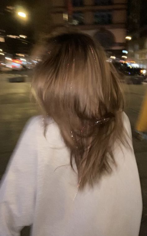 Brunette hair , festival hair , hair tinsel , tinsel , hair trends , brunette hair colors Tinsel In Light Brown Hair, Hair Tinsel Light Brown Hair, Light Brown Hair Girl Aesthetic, Dark Brown Hair With Tinsel, Tinsel Hair Blonde, Hair Tinsel Blonde, Hair Tinsel Brunette, 2023 Trendy Hair, Free Hair Styles