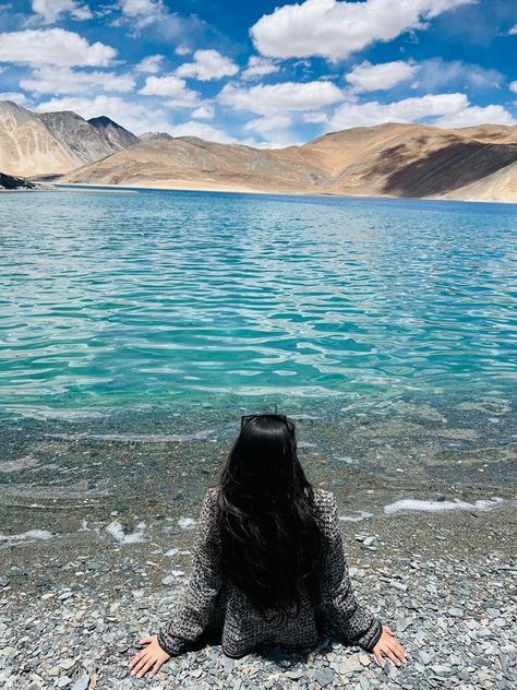 Poses For Mountain Pictures, Leh Ladakh Photography, Trip Poses, Trip Goals, Travel Poses, Kashmir Trip, Trekking Outfit, Nandi Hills, Travel Pose