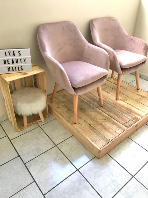 Pedicure station in a small place ! Pedicure Home Salon, Pedi Station Ideas, At Home Pedicure Station, Pedicure Chair Ideas Small Spaces, Salon Pedicure Station Ideas, Nail Spa Interior Design Small Spaces, Pedicure Station Ideas Diy, Pedicure Area Ideas, Small Pedicure Station Ideas