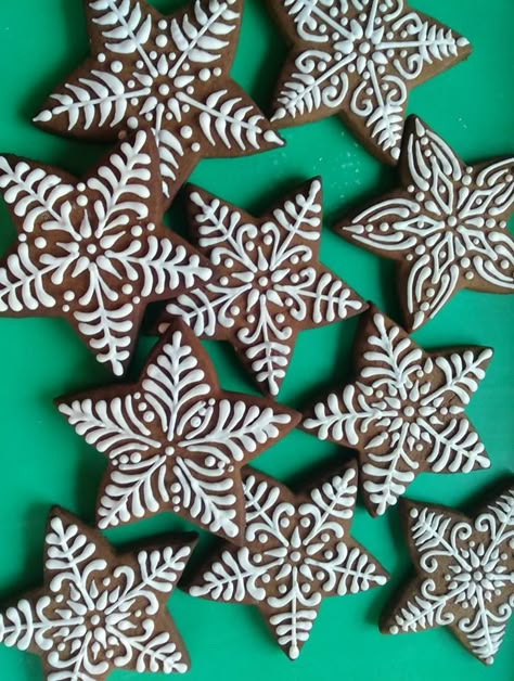 Star Gingerbread Cookies, Star Cookies Royal Icing, Star Christmas Cookies, Star Cookies Decorated, Gingerbread Stars, Gingerbread Star, Cookies Decorated With Royal Icing, Gingerbread Cookies Decorated, Christmas Biscuits