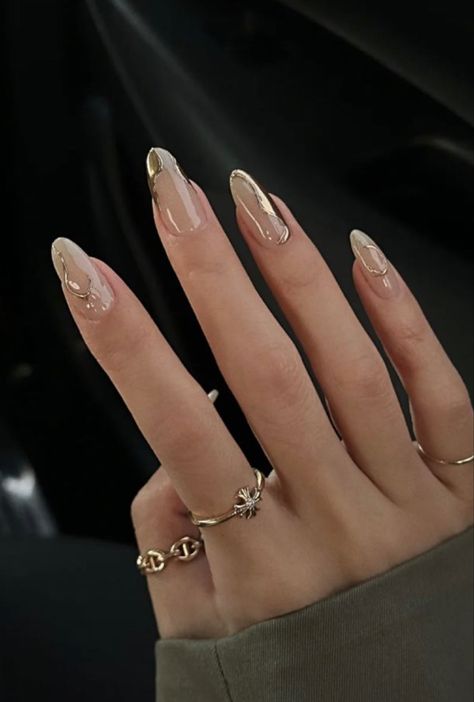 Aesthetic Gold Nails, Gold Detail Nails, Nails With Gold Accent, Gold Accent Nails, Stylish Acrylic Nails, Trendy Acrylic Nails, Nails Coffin Short, Olive Nails, Nails With Gold