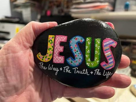 Christian Painted Rocks Ideas, Bible Rock Painting Ideas, Christian Painted Rocks, Christian Rock Painting, Christian Rock Painting Ideas, River Stones Crafts, Prayer Rocks, Christmas Pebble Art, Jesus Crafts