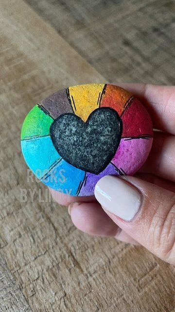 Rock Painting Ideas Rainbow, Painted Rocks Ideas Creative Easy, Rainbow Painted Rocks, Fun Painted Rocks, Rainbow Rock Painting, Simple Rock Painting, Rock Painting Easy, Cool Rock Painting Ideas Easy, Birthday Rock Painting Ideas