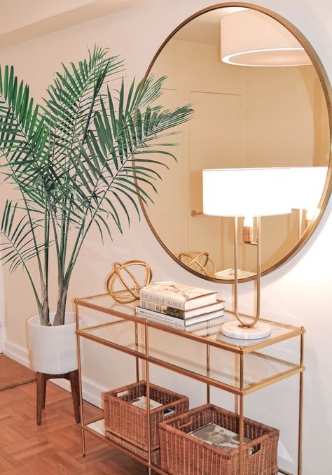 Gold Round Mirror Entryway, Gold Circle Mirror Entryway, Plant Entryway, Glam Entryway, Gold Circle Mirror, Boho Entryway, Mirror Decor Ideas, Round Gold Mirror, Entrance Table