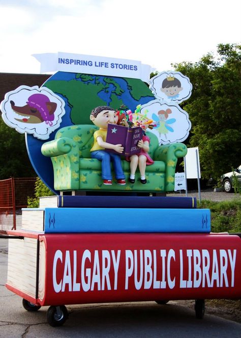 Awesome library float Library Parade Float, Library Parade Float Ideas, Kids Parade Floats, Christmas Library Display, Holiday Parade Floats, Book Parade, Christmas Library, Haunted Library, Christmas Parade Floats