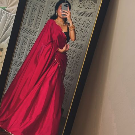 Dark Desicore Aesthetics 🥀🪞 | Save and send these mirror pose ideas to a saree lover ♥️✨ Saree of the day- is a pure chinnin pinkish red drape with hand embellished borders, paired well with a black sleeveless blouse and adorned with kundan + pearl jewellery. 🥀📝 Created the above Garba night look using a saree draped on cancan. Check out the saree draping tutorial on my feed. Meanwhile, some navratri pose ideas for the next time you don’t know how to pose in a saree. 🤌✨ #fyp #explore #iwea... Mirror Pose Ideas, Saree Draping Tutorial, Black And Red Saree, Poses In Saree, Garba Night, Mirror Pose, Red Drapes, Saree Jewellery, Saree Draping