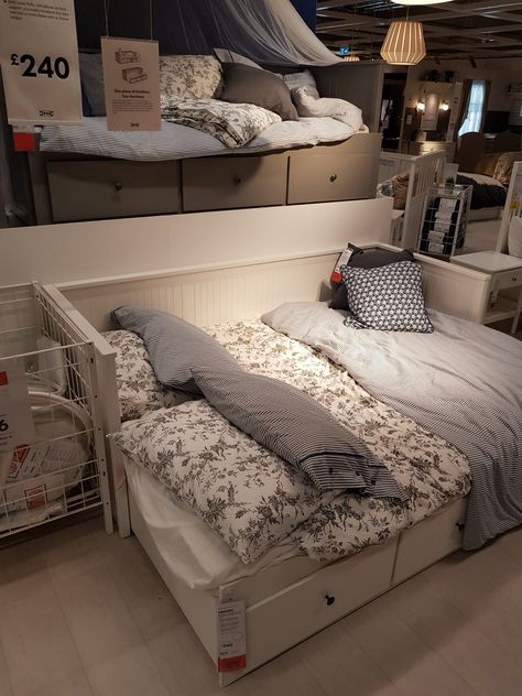 HEMNES daybed/unfolds into a double. Best implementation I've seen yet. £240. Is its foam mattress latex safe?? Cute Day Beds, Day Bed Ideas Aesthetic, Daybed Room Aesthetic, Daybed Aesthetic Room, Hemnes Daybed Ideas, Hemnes Daybed Styling, Hemnes Ikea Bed, Hemnes Bed Ideas, Ikea Hemnes Daybed Styling