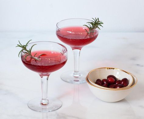 Rosemary Syrup Cocktail, Thanksgiving Cranberries, Simple Syrup Drinks, Cranberry Simple Syrup, Rosemary Cocktail, Simple Syrup Cocktails, Cranberry Thanksgiving, Rosemary Syrup, Leftover Thanksgiving