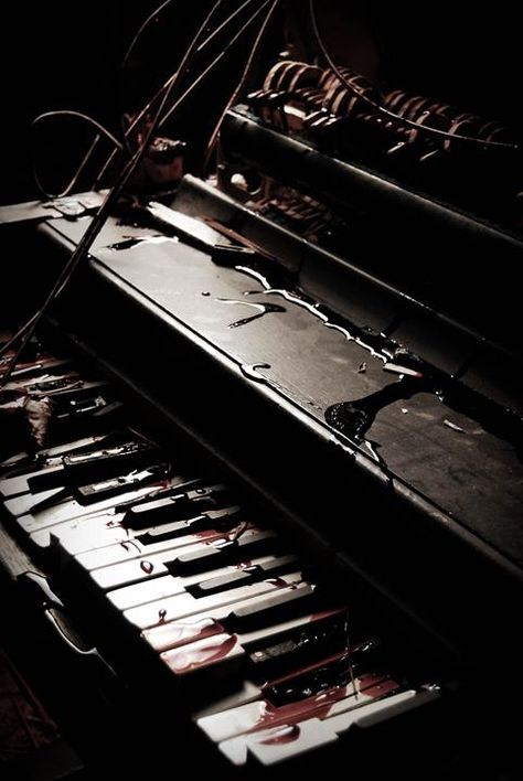 Vampire music? Vampire Music, Castlevania Dracula, Old Piano, Horror Vintage, Crimson Peak, Blood Art, Dark Romantic, Music Aesthetic, One Image