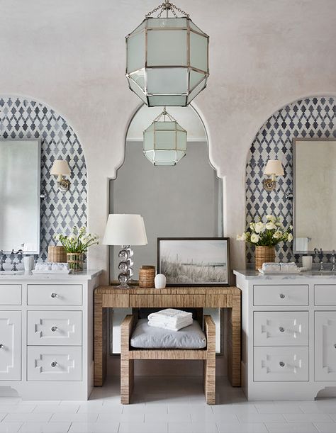 Bathroom Island, Timeless Interior Design, English Interior, Suzanne Kasler, Timeless Interior, Beach Shower, Timeless Interiors, Classic Interior Design, Classic Bathroom