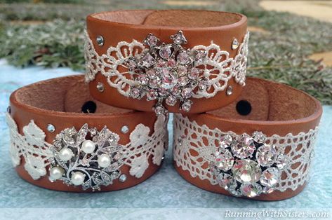 Leather Cuff Bracelet Diy, Cuff Bracelets Diy, Leather Jewelry Making, Boho Styl, Boho Chic Bracelets, Diy Leather Bracelet, Leather Jewelry Diy, Whimsical Jewelry, Chic Bracelet